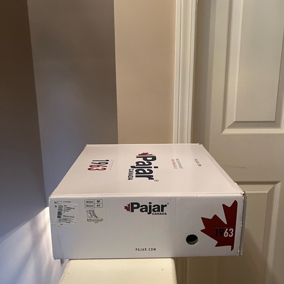 NWT women’s Pajar black boots. - Picture 9 of 9